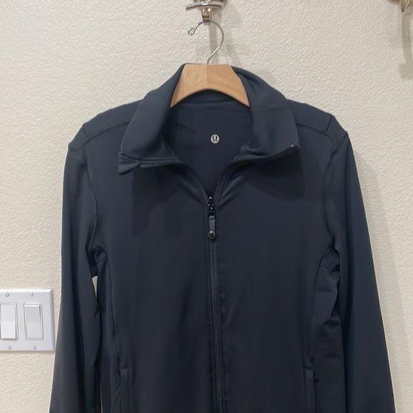 Lululemon Black Reversible Jacket—Beautiful Fabric—Pockets—Excellent Condition! - Picture 9 of 10